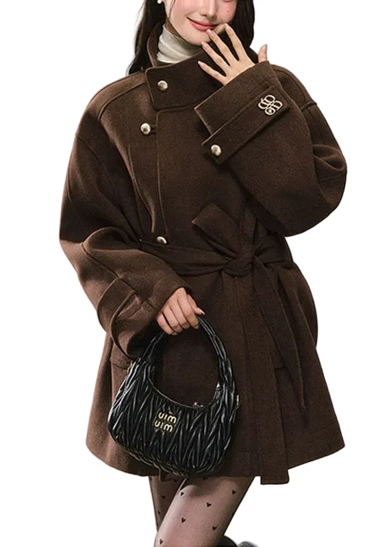 Elegante Korte Dames Winterjas met Hoge Kraag en Ceintuur – Luxe Gouden Knoopdetails