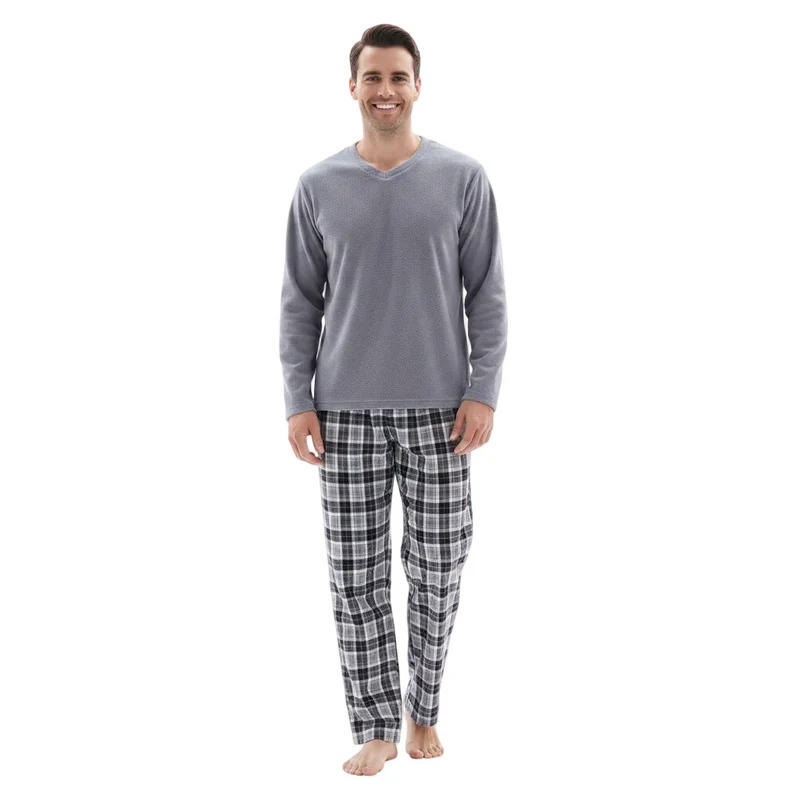 Fleece pyjamasets voor heren: comfortabel grijs bovenstuk met zwarte katoenen broek.