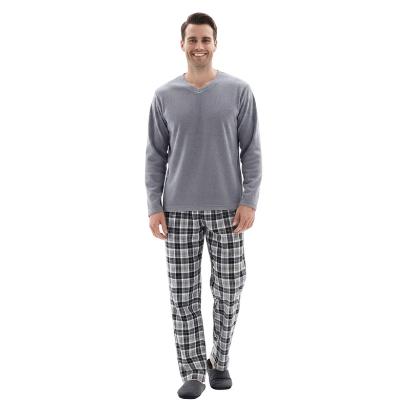 Fleece pyjamasets voor heren: comfortabel grijs bovenstuk met zwarte katoenen broek.