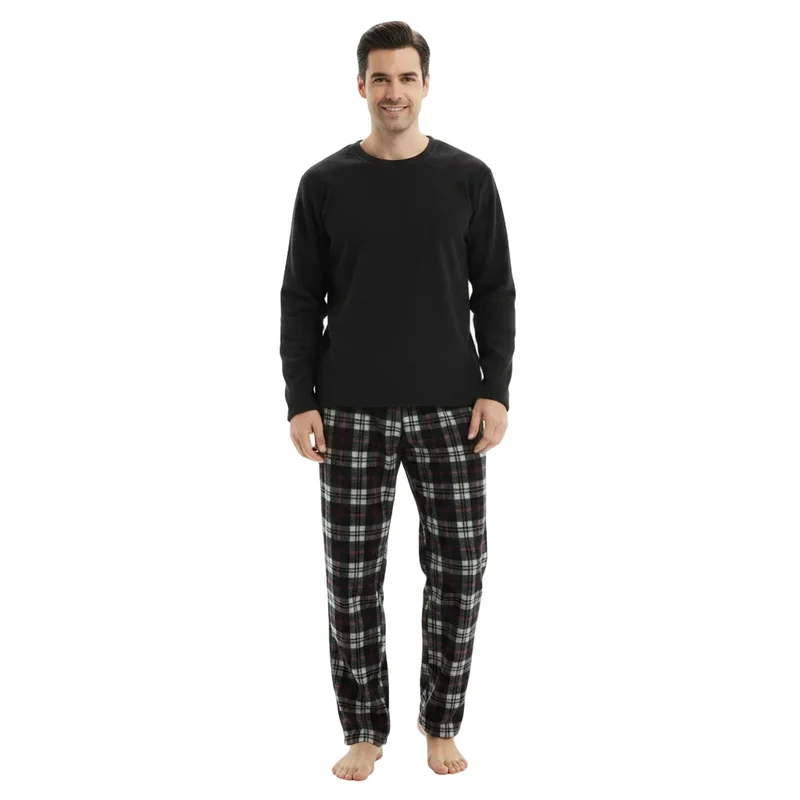 Thermische fleece pyjamaset voor heren in zwart en rood met lange mouwen.